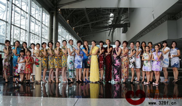 志成紅木銷售顧問著旗袍在活動(dòng)現(xiàn)場(chǎng)走秀 志成紅木銷售顧問著旗袍在活動(dòng)現(xiàn)場(chǎng)走秀