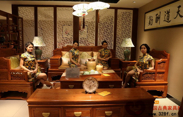 志成紅木展廳內(nèi),旗袍與紅木家具相映成輝,別有風(fēng)情 志成紅木展廳內(nèi),旗袍與紅木家具相映成輝,別有風(fēng)情