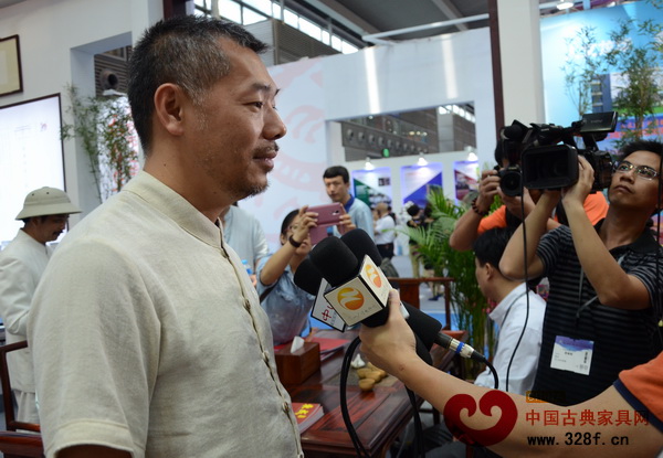 文博會(huì)上,紅博城董事長(zhǎng)林孟禮接受媒體采訪 文博會(huì)上,紅博城董事長(zhǎng)林孟禮接受媒體采訪