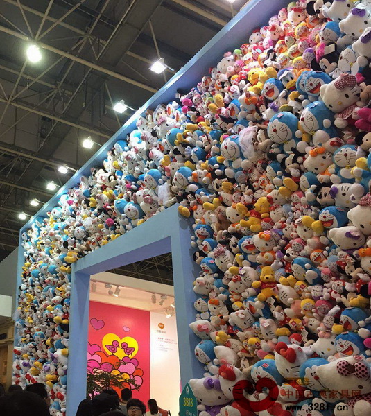 東莞名家具展上的一家兒童家具商,用玩偶弄成了一面墻,在眾多展位中顯得非常亮眼 東莞名家具展上的一家兒童家具商,用玩偶弄成了一面墻,在眾多展位中顯得非常亮眼