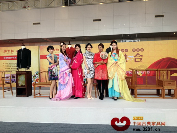 中山紅博會(huì)上，紅古軒展位上以服裝的變遷，配以新中式家具，展現(xiàn)自己的品牌定位