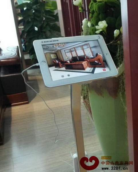 在深圳國(guó)際家具展上，一家具商用平板電腦輔助家具展示，從而吸引參展者