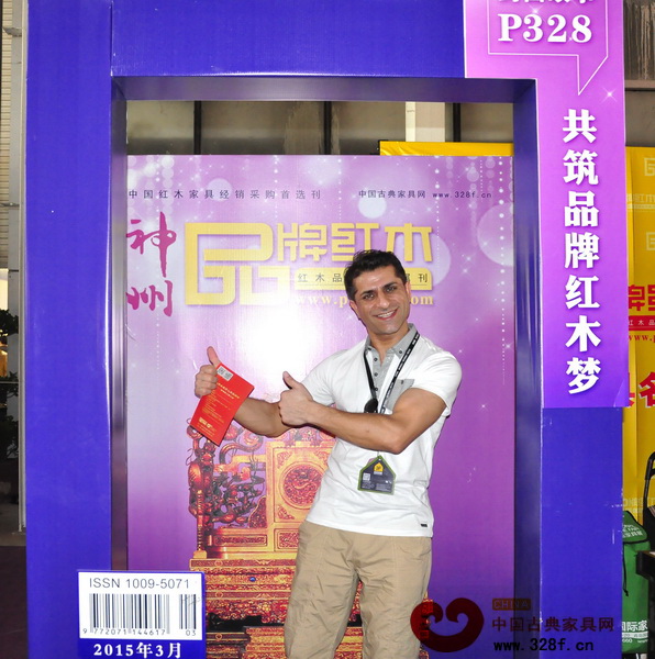 東莞名家具展上，外國(guó)友人也當(dāng)起了《品牌紅木》的代言人