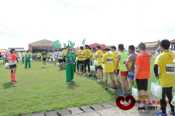 排隊(duì)參加卓木王紅木活動(dòng)的隊(duì)伍 排隊(duì)參加卓木王紅木活動(dòng)的隊(duì)伍