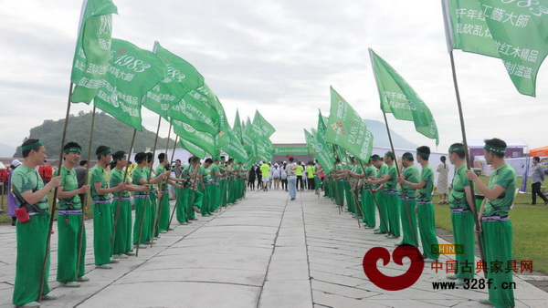 卓木王紅木團(tuán)隊(duì)在明清宮苑景區(qū)內(nèi)列陣 卓木王紅木團(tuán)隊(duì)在明清宮苑景區(qū)內(nèi)列陣