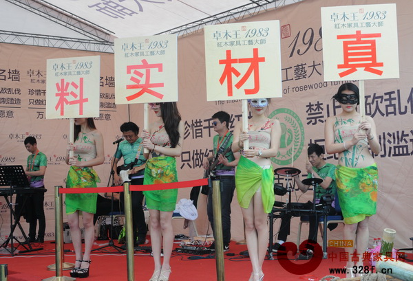 卓木王紅木團(tuán)隊(duì)在明清宮苑景區(qū)內(nèi)列陣 卓木王紅木團(tuán)隊(duì)在明清宮苑景區(qū)內(nèi)列陣