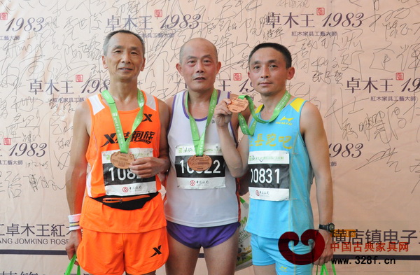 跑完半程賽,帶著由卓木王紅木獨(dú)家制作的紅木獎(jiǎng)牌的運(yùn)動(dòng)員也來帶到展棚留影 跑完半程賽,帶著由卓木王紅木獨(dú)家制作的紅木獎(jiǎng)牌的運(yùn)動(dòng)員也來帶到展棚留影