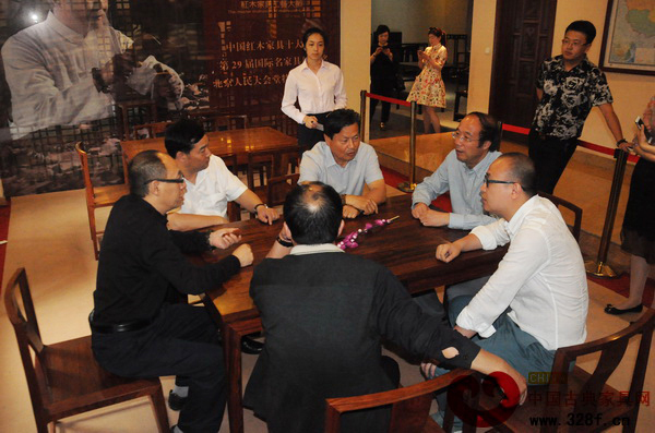 參觀嘉賓圍坐在卓木王展廳進(jìn)行交談