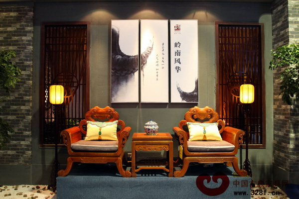 掛畫與紅木家具交相輝映，營(yíng)造出具有文化味和書香味的氛圍（中山志成紅木供圖）