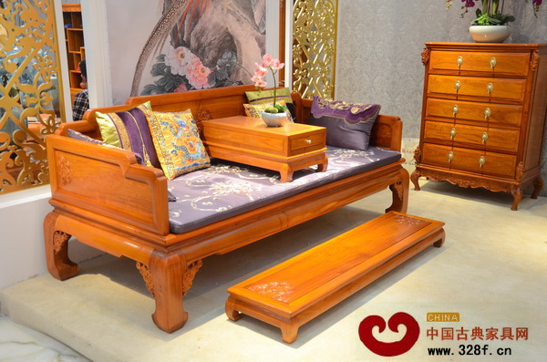 刺繡有龍、鳳等圖案的抱枕是紅木家具軟裝搭配的重要伙伴（深圳木寶美家供圖）