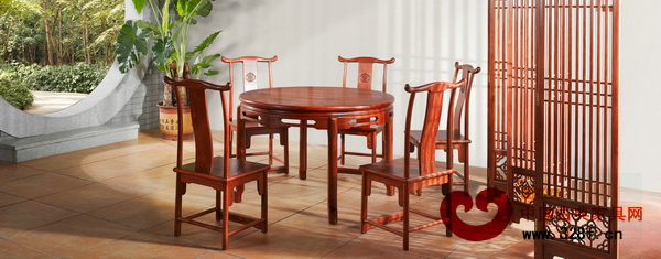 利用屏風(fēng)圍合的餐廳(東莞國壽紅木供圖) 利用屏風(fēng)圍合的餐廳(東莞國壽紅木供圖)