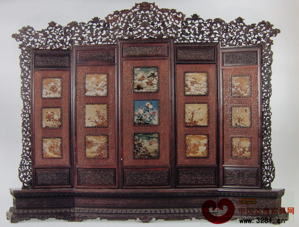 玻璃油畫(huà)與屏風(fēng)巧妙結(jié)合，別具風(fēng)味（圖為《紫檀邊框玻璃油畫(huà)山水圖插屏》）