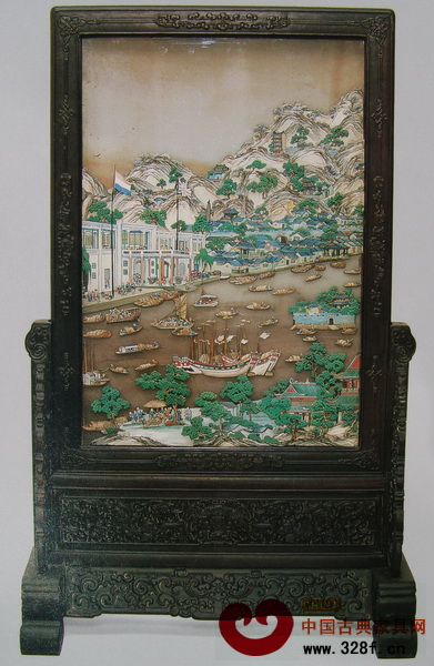 用玻璃畫(huà)鑲嵌的形式，表現(xiàn)廣州十三行的繁榮景象。（圖為紫檀十三洋行圖插屏）