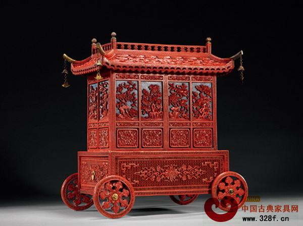 乾隆皇帝的文具箱工藝超群,從這個宮車造型的文具箱就能感受到(圖為清乾隆御制雕漆十二花神圖宮車式文具箱) 乾隆皇帝的文具箱工藝超群,從這個宮車造型的文具箱就能感受到(圖為清乾隆御制雕漆十二花神圖宮車式文具箱)