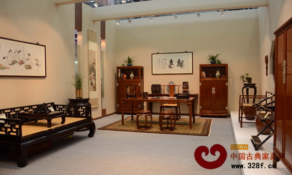 區(qū)氏臻品此次帶來白酸枝為主的明式家具,意蘊(yùn)十足 區(qū)氏臻品此次帶來白酸枝為主的明式家具,意蘊(yùn)十足