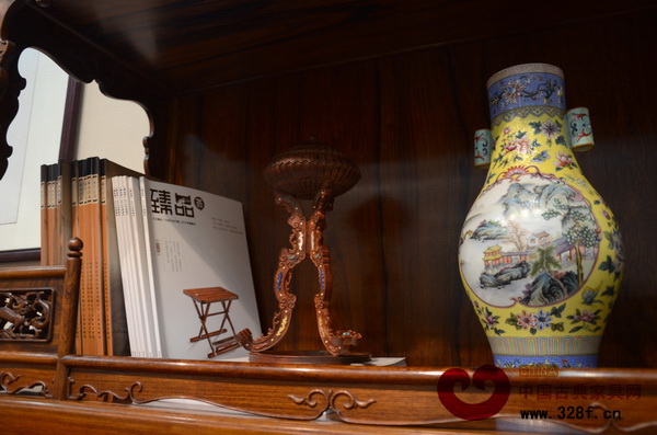 玩味的交杌配上淡雅的底色，《臻品薈》從封面上就讓人耳目一新