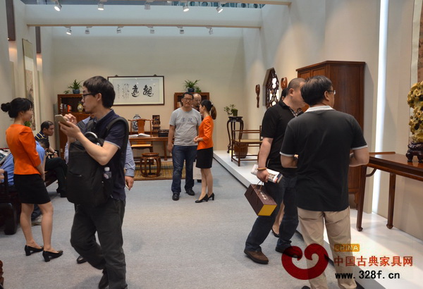 區(qū)氏臻品的展廳迎來了古典家具愛好者及行業(yè)專家前來品鑒