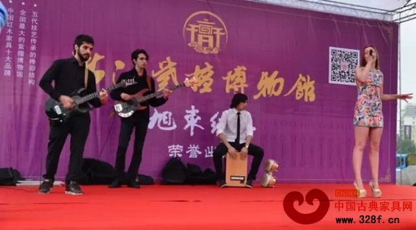 旭東紅木·浙江紫檀博物館區(qū)精彩的樂(lè)隊(duì)表演 旭東紅木·浙江紫檀博物館區(qū)精彩的樂(lè)隊(duì)表演