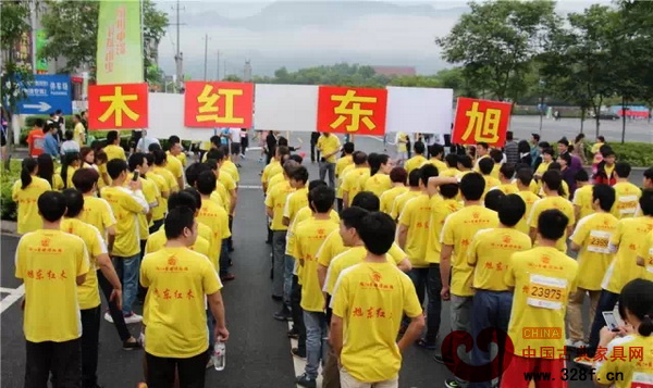 此次橫店國(guó)際馬拉松比賽中的旭東紅木方陣 此次橫店國(guó)際馬拉松比賽中的旭東紅木方陣