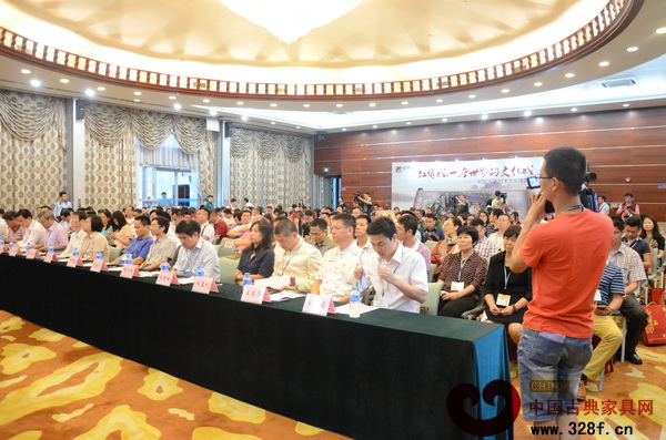 2015廣東傳統(tǒng)文化傳承與產(chǎn)業(yè)峰會(huì)吸引300多位嘉賓到場(chǎng)參與 2015廣東傳統(tǒng)文化傳承與產(chǎn)業(yè)峰會(huì)吸引300多位嘉賓到場(chǎng)參與