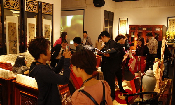 展廳里的新中式紅木家具吸引了大批消費(fèi)者