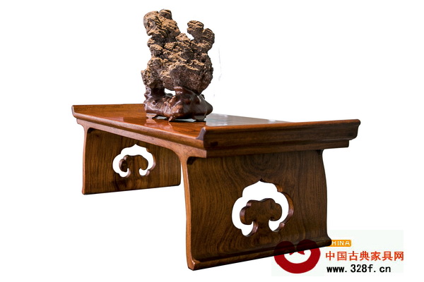 區(qū)氏臻品精制的安思遠(yuǎn)專場同款黃花梨翹頭案式微形幾 區(qū)氏臻品精制的安思遠(yuǎn)專場同款黃花梨翹頭案式微形幾