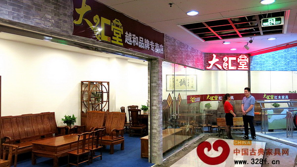 大匯堂總部銷(xiāo)售總監(jiān)胡春騰與越和專(zhuān)賣(mài)店負(fù)責(zé)人鐘銀香交流市場(chǎng)行情 大匯堂總部銷(xiāo)售總監(jiān)胡春騰與越和專(zhuān)賣(mài)店負(fù)責(zé)人鐘銀香交流市場(chǎng)行情