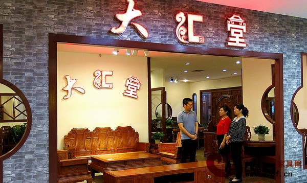 大匯堂紅木總部銷(xiāo)售總監(jiān)胡春騰(左一)與博皇專(zhuān)賣(mài)店經(jīng)理李冰進(jìn)行深入交流 大匯堂紅木總部銷(xiāo)售總監(jiān)胡春騰(左一)與博皇專(zhuān)賣(mài)店經(jīng)理李冰進(jìn)行深入交流