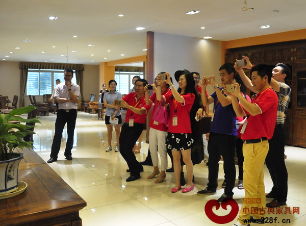 學兄們對紅木家具表現(xiàn)出濃厚興趣并紛紛拍照留念 學兄們對紅木家具表現(xiàn)出濃厚興趣并紛紛拍照留念