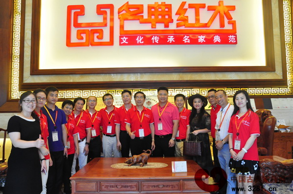 華商書院江中珠校友會的學兄們在名典紅木合影留念 華商書院江中珠校友會的學兄們在名典紅木合影留念