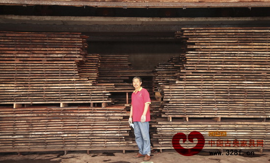 雅仕軒紅木擁有二十多年操作經(jīng)驗(yàn)的烘干師傅 雅仕軒紅木擁有二十多年操作經(jīng)驗(yàn)的烘干師傅