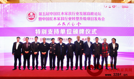 御乾堂董事長馬海軍(右二)作為第五屆(2014)中國紅木家具行業(yè)總評榜特別支持單位在北京人民大會堂留影 御乾堂董事長馬海軍(右二)作為第五屆(2014)中國紅木家具行業(yè)總評榜特別支持單位在北京人民大會堂留影