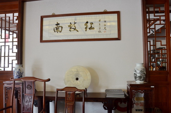 南枝紅紅木門店內(nèi) 