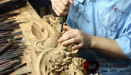 老周紅木的精湛雕刻盡顯工藝水平之尚