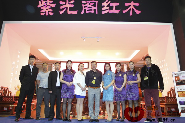 第33屆東莞名家具展上佛山紫光閣紅木總經(jīng)理牛大順(右五)帶領(lǐng)他的團(tuán)隊(duì)收獲滿滿 第33屆東莞名家具展上佛山紫光閣紅木總經(jīng)理牛大順(右五)帶領(lǐng)他的團(tuán)隊(duì)收獲滿滿