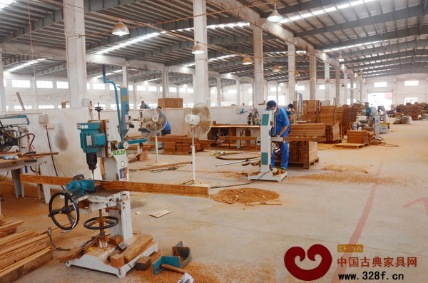 工人師傅們在徹夜加班為經(jīng)銷商鋪貨做好了充足準(zhǔn)備 工人師傅們在徹夜加班為經(jīng)銷商鋪貨做好了充足準(zhǔn)備