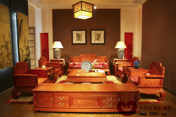 展廳內(nèi)陳列的產(chǎn)品贏得了經(jīng)銷商的厚愛 展廳內(nèi)陳列的產(chǎn)品贏得了經(jīng)銷商的厚愛