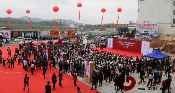 首屆廣東省工藝美術(shù)精品博覽交易會熱鬧的開幕式現(xiàn)場