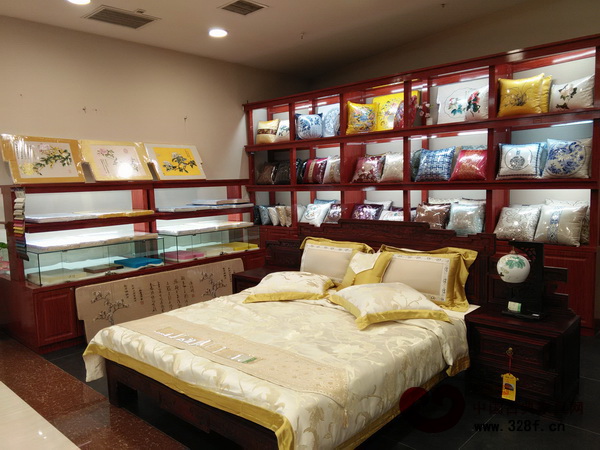 西安紅木雅居閣設(shè)立了國內(nèi)首個專業(yè)紅木軟裝專柜,里面的軟裝多為瑞昇家居提供 西安紅木雅居閣設(shè)立了國內(nèi)首個專業(yè)紅木軟裝專柜,里面的軟裝多為瑞昇家居提供