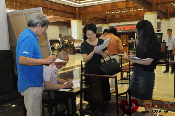 專家們對參評作品進行仔細評審