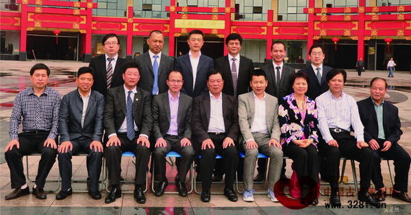 復(fù)星集團、富春控股集團、新光控股集團、阿里巴巴、美特斯邦威集團、杉杉集團、橫店東磁等企業(yè)負(fù)責(zé)人在東陽中國木雕城門口合影 復(fù)星集團、富春控股集團、新光控股集團、阿里巴巴、美特斯邦威集團、杉杉集團、橫店東磁等企業(yè)負(fù)責(zé)人在東陽中國木雕城門口合影