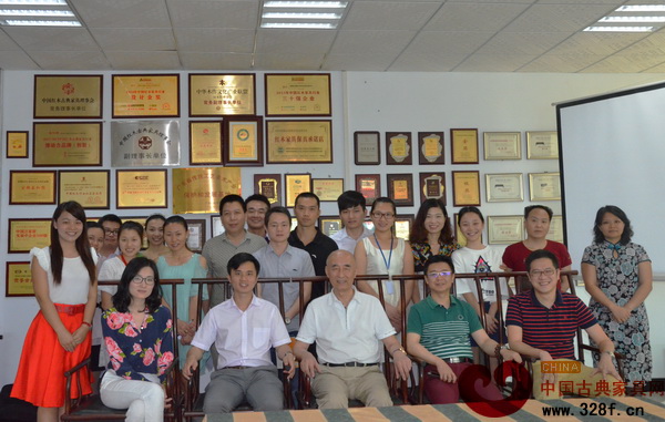 泰和園董事長邵湘文(前排中)及核心團隊與弘木傳媒CEO林偉華(前排左二)合影留念 泰和園董事長邵湘文(前排中)及核心團隊與弘木傳媒CEO林偉華(前排左二)合影留念