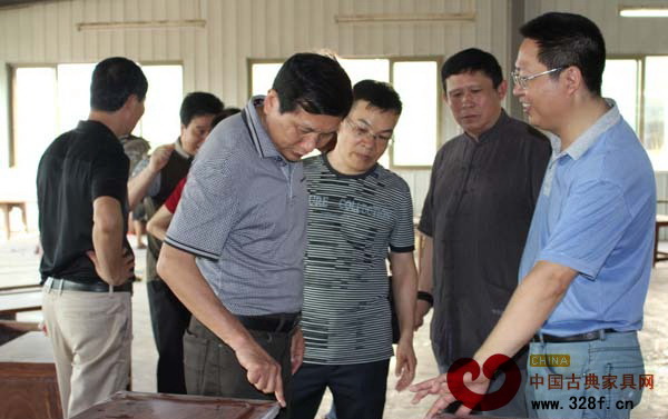 考察團(tuán)成員對精致的廣作家具盛贊不絕 考察團(tuán)成員對精致的廣作家具盛贊不絕