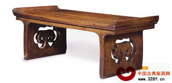 安思遠(yuǎn)專場拍賣會上,編號128的清十八十九世紀(jì)黃花梨翹頭案式微形幾成交價為48.5萬美元,是最高估價的近27倍 安思遠(yuǎn)專場拍賣會上,編號128的清十八十九世紀(jì)黃花梨翹頭案式微形幾成交價為48.5萬美元,是最高估價的近27倍