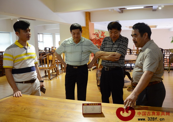 全國(guó)工商聯(lián)民間文物藝術(shù)品商會(huì)會(huì)長(zhǎng)宋建文(右二)與全國(guó)工商聯(lián)民間文物藝術(shù)品商會(huì)秘書長(zhǎng)肖秉俠(左二)等在仔細(xì)觀賞鴻庭軒展廳內(nèi)的精品家具 全國(guó)工商聯(lián)民間文物藝術(shù)品商會(huì)會(huì)長(zhǎng)宋建文(右二)與全國(guó)工商聯(lián)民間文物藝術(shù)品商會(huì)秘書長(zhǎng)肖秉俠(左二)等在仔細(xì)觀賞鴻庭軒展廳內(nèi)的精品家具