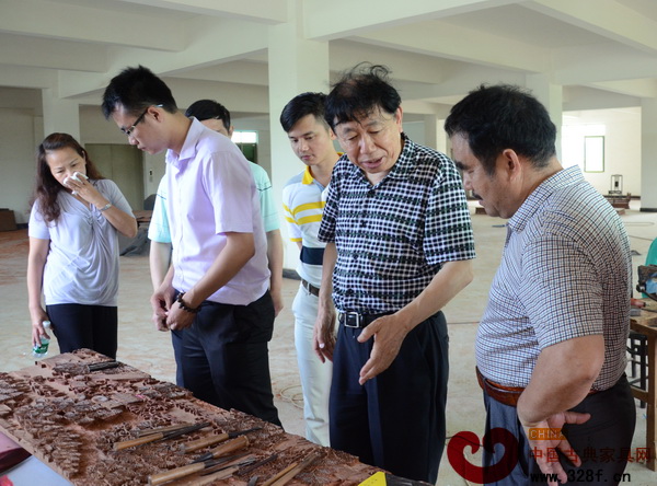 鴻庭軒董事長(zhǎng)陳戴青(右一)為全國(guó)工商聯(lián)民間文物藝術(shù)品商會(huì)會(huì)長(zhǎng)宋建文(右二)一行介紹鴻庭軒雕刻工藝 鴻庭軒董事長(zhǎng)陳戴青(右一)為全國(guó)工商聯(lián)民間文物藝術(shù)品商會(huì)會(huì)長(zhǎng)宋建文(右二)一行介紹鴻庭軒雕刻工藝