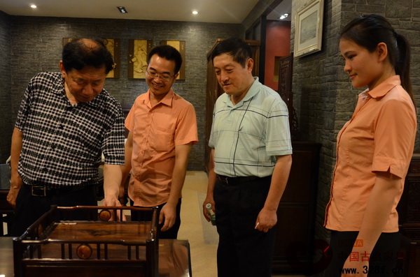紅古軒展廳內(nèi)一小巧精致的紅木小件吸引了全國工商聯(lián)民間文物藝術(shù)品商會會長宋建文(左一),全國工商聯(lián)民間文物藝術(shù)品商會秘書長肖秉俠(右二)的好奇 紅古軒展廳內(nèi)一小巧精致的紅木小件吸引了全國工商聯(lián)民間文物藝術(shù)品商會會長宋建文(左一),全國工商聯(lián)民間文物藝術(shù)品商會秘書長肖秉俠(右二)的好奇