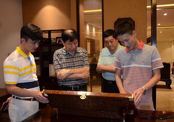 區(qū)氏臻品總經(jīng)理區(qū)錦澤為全國工商聯(lián)民間文物藝術(shù)品商會會長宋建文(左二)、全國工商聯(lián)民間文物藝術(shù)品商會秘書長肖秉俠(右二)、弘木傳媒CEO林偉華(左一)等介紹精致的紅木文具盒 區(qū)氏臻品總經(jīng)理區(qū)錦澤為全國工商聯(lián)民間文物藝術(shù)品商會會長宋建文(左二)、全國工商聯(lián)民間文物藝術(shù)品商會秘書長肖秉俠(右二)、弘木傳媒CEO林偉華(左一)等介紹精致的紅木文具盒