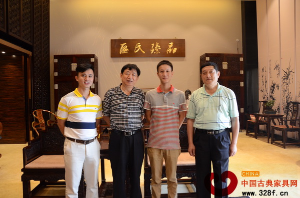 全國工商聯(lián)民間文物藝術(shù)品商會會長宋建文(左二)、全國工商聯(lián)民間文物藝術(shù)品商會秘書長肖秉俠(右一)、區(qū)氏臻品總經(jīng)理區(qū)錦澤(右二)與弘木傳媒CEO林偉華(左一)合影 全國工商聯(lián)民間文物藝術(shù)品商會會長宋建文(左二)、全國工商聯(lián)民間文物藝術(shù)品商會秘書長肖秉俠(右一)、區(qū)氏臻品總經(jīng)理區(qū)錦澤(右二)與弘木傳媒CEO林偉華(左一)合影