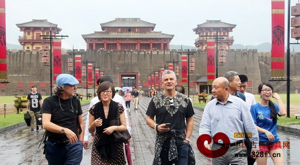 巴喬(圖前排三)游橫店影視城景區(qū)秦王宮 巴喬(圖前排三)游橫店影視城景區(qū)秦王宮